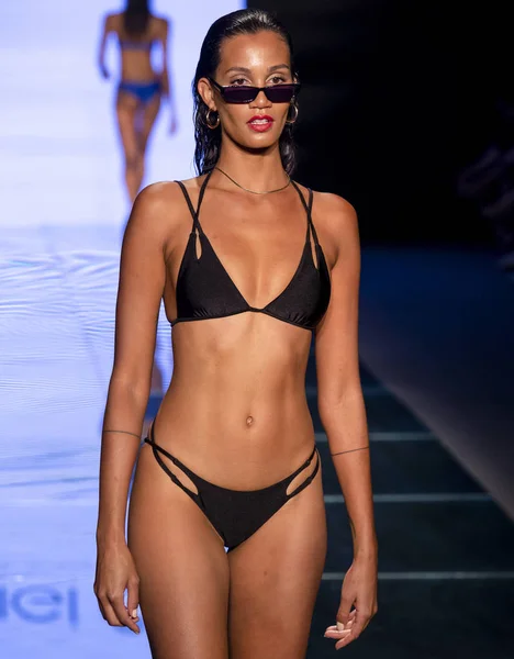 Miami Beach Julio 2018 Una Modelo Camina Por Pasarela Colección — Foto de Stock