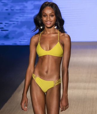 Miami Beach, Fl - 13 Temmuz 2018: Manken Paraiso Moda Fuarı'nda Paraiso çadır sırasında Mikoh koleksiyonu pist yürür