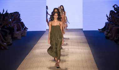 Miami Beach, Fl - 13 Temmuz 2018: Modelleri Paraiso Moda Fuarı'nda Paraiso çadır sırasında Mikoh koleksiyonu pist yürümek