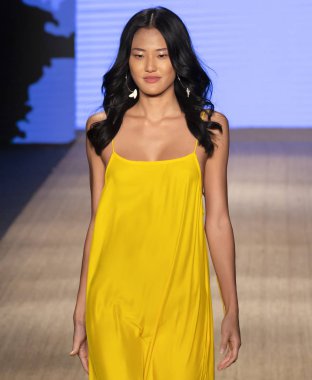 Miami Beach, Fl - 13 Temmuz 2018: Manken Paraiso Moda Fuarı'nda Paraiso çadır sırasında Mikoh koleksiyonu pist yürür