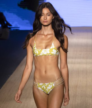 Miami Beach, Fl - 13 Temmuz 2018: Manken Paraiso Moda Fuarı'nda Paraiso çadır sırasında Mikoh koleksiyonu pist yürür