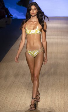 Miami Beach, Fl - 13 Temmuz 2018: Manken Paraiso Moda Fuarı'nda Paraiso çadır sırasında Mikoh koleksiyonu pist yürür