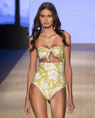 Miami Beach, Fl - 13 Temmuz 2018: Manken Paraiso Moda Fuarı'nda Paraiso çadır sırasında Mikoh koleksiyonu pist yürür