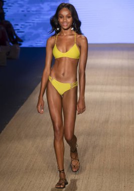Miami Beach, Fl - 13 Temmuz 2018: Manken Paraiso Moda Fuarı'nda Paraiso çadır sırasında Mikoh koleksiyonu pist yürür