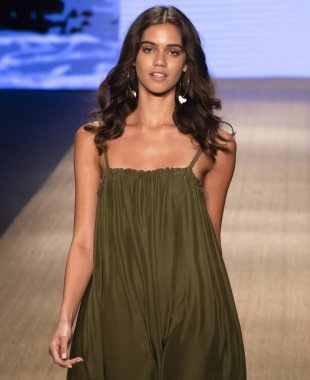 Miami Beach, Fl - 13 Temmuz 2018: Manken Paraiso Moda Fuarı'nda Paraiso çadır sırasında Mikoh koleksiyonu pist yürür