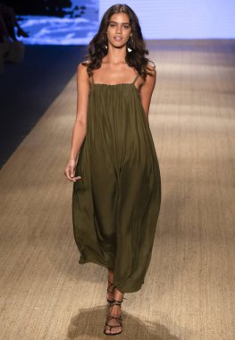 Miami Beach, Fl - 13 Temmuz 2018: Manken Paraiso Moda Fuarı'nda Paraiso çadır sırasında Mikoh koleksiyonu pist yürür