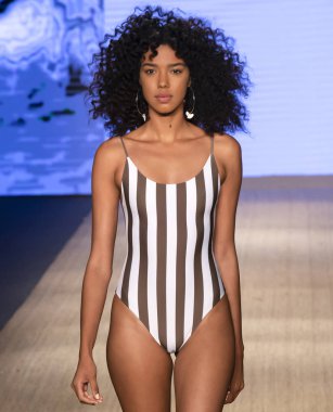 Miami Beach, Fl - 13 Temmuz 2018: Manken Paraiso Moda Fuarı'nda Paraiso çadır sırasında Mikoh koleksiyonu pist yürür