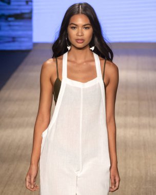 Miami Beach, Fl - 13 Temmuz 2018: Manken Paraiso Moda Fuarı'nda Paraiso çadır sırasında Mikoh koleksiyonu pist yürür