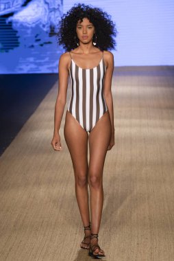 Miami Beach, Fl - 13 Temmuz 2018: Manken Paraiso Moda Fuarı'nda Paraiso çadır sırasında Mikoh koleksiyonu pist yürür