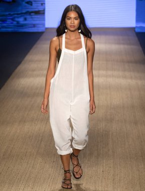 Miami Beach, Fl - 13 Temmuz 2018: Manken Paraiso Moda Fuarı'nda Paraiso çadır sırasında Mikoh koleksiyonu pist yürür