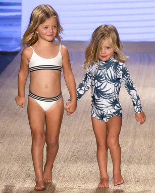 Miami Beach, Fl - 13 Temmuz 2018: Modelleri Paraiso Moda Fuarı'nda Paraiso çadır sırasında Mikoh koleksiyonu pist yürümek