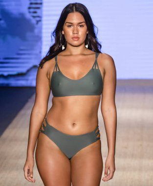 Miami Beach, Fl - 13 Temmuz 2018: Manken Paraiso Moda Fuarı'nda Paraiso çadır sırasında Mikoh koleksiyonu pist yürür