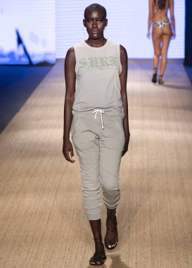 Miami Beach, Fl - 13 Temmuz 2018: Manken Paraiso Moda Fuarı'nda Paraiso çadır sırasında Mikoh koleksiyonu pist yürür