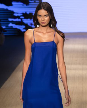 Miami Beach, Fl - 13 Temmuz 2018: Manken Paraiso Moda Fuarı'nda Paraiso çadır sırasında Mikoh koleksiyonu pist yürür