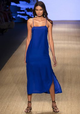 Miami Beach, Fl - 13 Temmuz 2018: Manken Paraiso Moda Fuarı'nda Paraiso çadır sırasında Mikoh koleksiyonu pist yürür