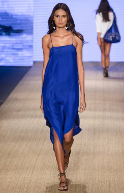 Miami Beach, Fl - 13 Temmuz 2018: Manken Paraiso Moda Fuarı'nda Paraiso çadır sırasında Mikoh koleksiyonu pist yürür