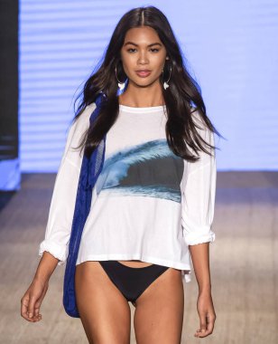 Miami Beach, Fl - 13 Temmuz 2018: Manken Paraiso Moda Fuarı'nda Paraiso çadır sırasında Mikoh koleksiyonu pist yürür