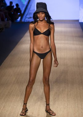 Miami Beach, Fl - 13 Temmuz 2018: Manken Paraiso Moda Fuarı'nda Paraiso çadır sırasında Mikoh koleksiyonu pist yürür