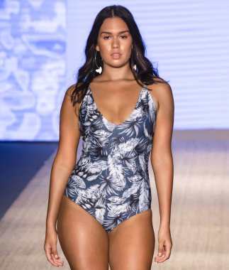 Miami Beach, Fl - 13 Temmuz 2018: Manken Paraiso Moda Fuarı'nda Paraiso çadır sırasında Mikoh koleksiyonu pist yürür