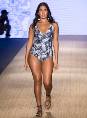 Miami Beach, Fl - 13 Temmuz 2018: Manken Paraiso Moda Fuarı'nda Paraiso çadır sırasında Mikoh koleksiyonu pist yürür