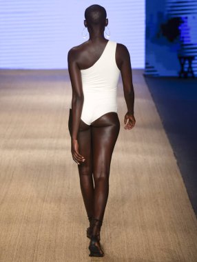 Miami Beach, Fl - 13 Temmuz 2018: Manken Paraiso Moda Fuarı'nda Paraiso çadır sırasında Mikoh koleksiyonu pist yürür