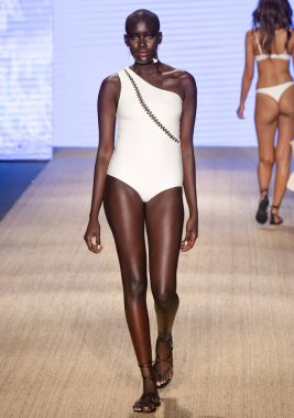 Miami Beach, Fl - 13 Temmuz 2018: Manken Paraiso Moda Fuarı'nda Paraiso çadır sırasında Mikoh koleksiyonu pist yürür