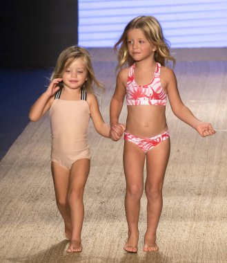 Miami Beach, Fl - 13 Temmuz 2018: Modelleri Paraiso Moda Fuarı'nda Paraiso çadır sırasında Mikoh koleksiyonu pist yürümek