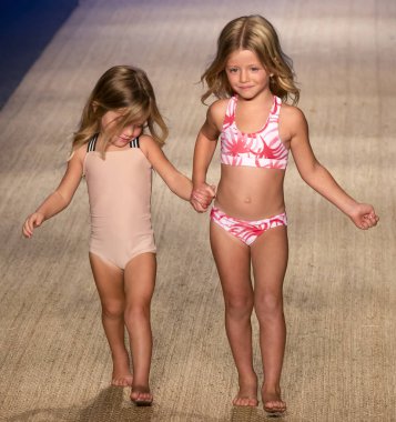 Miami Beach, Fl - 13 Temmuz 2018: Modelleri Paraiso Moda Fuarı'nda Paraiso çadır sırasında Mikoh koleksiyonu pist yürümek