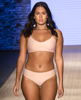 Miami Beach, Fl - 13 Temmuz 2018: Manken Paraiso Moda Fuarı'nda Paraiso çadır sırasında Mikoh koleksiyonu pist yürür