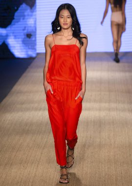 Miami Beach, Fl - 13 Temmuz 2018: Manken Paraiso Moda Fuarı'nda Paraiso çadır sırasında Mikoh koleksiyonu pist yürür