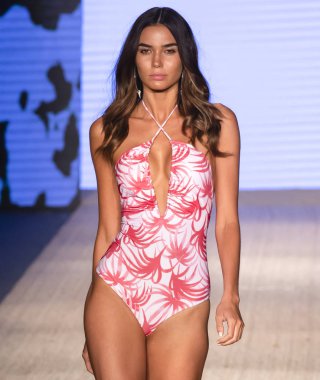 Miami Beach, Fl - 13 Temmuz 2018: Manken Paraiso Moda Fuarı'nda Paraiso çadır sırasında Mikoh koleksiyonu pist yürür