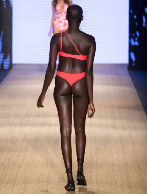 Miami Beach, Fl - 13 Temmuz 2018: Manken Paraiso Moda Fuarı'nda Paraiso çadır sırasında Mikoh koleksiyonu pist yürür