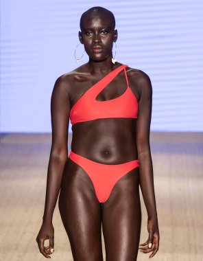 Miami Beach, Fl - 13 Temmuz 2018: Manken Paraiso Moda Fuarı'nda Paraiso çadır sırasında Mikoh koleksiyonu pist yürür