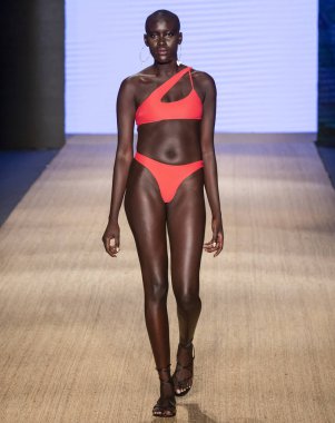 Miami Beach, Fl - 13 Temmuz 2018: Manken Paraiso Moda Fuarı'nda Paraiso çadır sırasında Mikoh koleksiyonu pist yürür