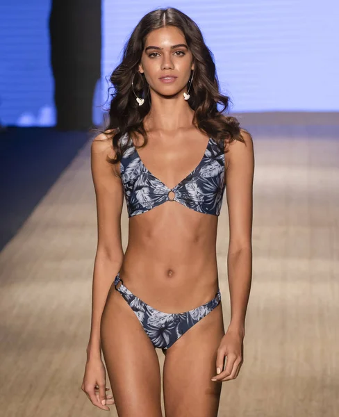 Miami Beach Juli 2018 Een Model Landingsbaan Mikoh Collectie Loopt — Stockfoto