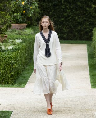 New York, Ny - 07 Eylül 2018: Sara Grace Wallerstedt New York moda haftası sırasında Tory Burch bahar yaz 2019 defile pist yürür