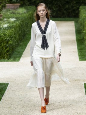 New York, Ny - 07 Eylül 2018: Sara Grace Wallerstedt New York moda haftası sırasında Tory Burch bahar yaz 2019 defile pist yürür