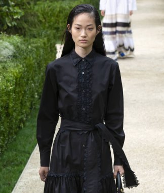New York, Ny - 07 Eylül 2018: Tory Burch bahar yaz 2019 moda pist göster New York moda haftası sırasında bir model yürür.