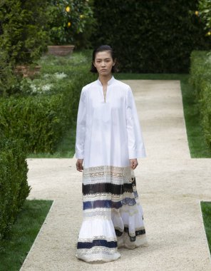 New York, Ny - 07 Eylül 2018: Tory Burch bahar yaz 2019 moda pist göster New York moda haftası sırasında Jiali Zhao yürür