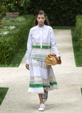 New York, Ny - 07 Eylül 2018: Tory Burch bahar yaz 2019 moda pist göster New York moda haftası sırasında Mathilde Henning yürür