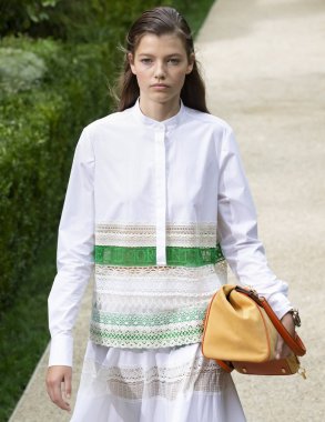 New York, Ny - 07 Eylül 2018: Tory Burch bahar yaz 2019 moda pist göster New York moda haftası sırasında Mathilde Henning yürür