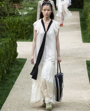 New York, Ny - 07 Eylül 2018: Tory Burch bahar yaz 2019 moda pist göster New York moda haftası sırasında Xie Chaoyu yürür