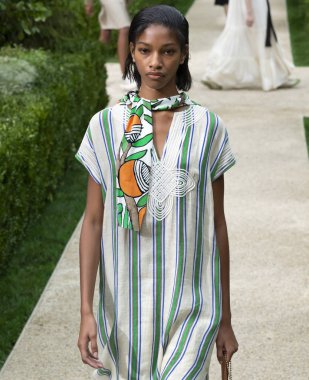 New York, Ny - 07 Eylül 2018: Tory Burch bahar yaz 2019 moda pist göster New York moda haftası sırasında Naomi çene kanat yürür