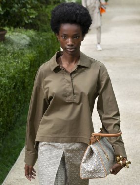 New York, Ny - 07 Eylül 2018: Tory Burch bahar yaz 2019 moda pist göster New York moda haftası sırasında Imari Karanja yürür