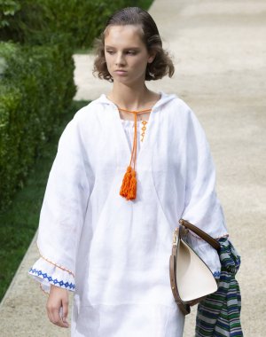 New York, Ny - 07 Eylül 2018: Giselle Norman New York moda haftası sırasında Tory Burch bahar yaz 2019 defile pist yürür