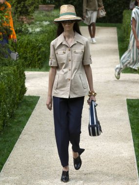 New York, Ny - 07 Eylül 2018: Manuela Miloqui New York moda haftası sırasında Tory Burch bahar yaz 2019 defile pist yürür