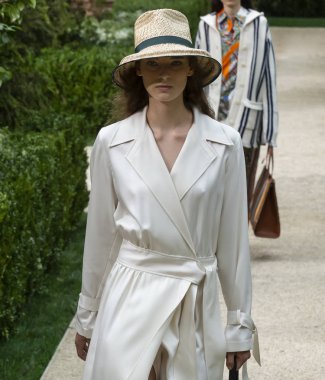 New York, Ny - 07 Eylül 2018: Tory Burch bahar yaz 2019 moda pist göster New York moda haftası sırasında Ansley Gulielmi yürür