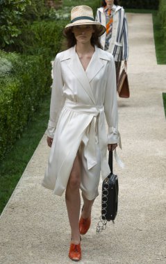 New York, Ny - 07 Eylül 2018: Tory Burch bahar yaz 2019 moda pist göster New York moda haftası sırasında Ansley Gulielmi yürür