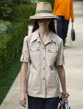 New York, Ny - 07 Eylül 2018: Manuela Miloqui New York moda haftası sırasında Tory Burch bahar yaz 2019 defile pist yürür