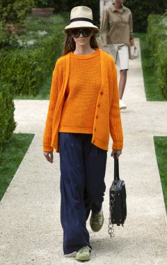 New York, Ny - 07 Eylül 2018: Natalie Ogg New York moda haftası sırasında Tory Burch bahar yaz 2019 defile pist yürür